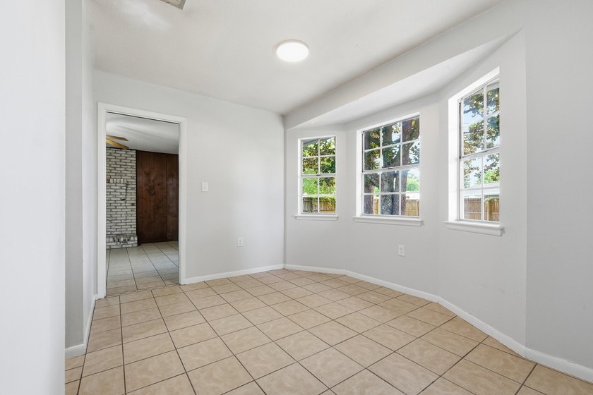 Spacious 3-Bedroom, 2-Bath All-Brick Home in Desirable Palm - photo 18
