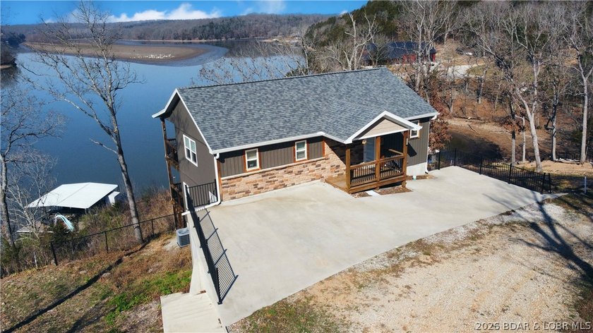 This 3-bedroom, 2.5-bath lakefront home offers over 2,000 square - photo 46
