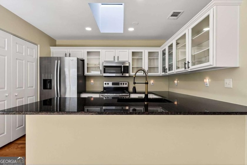 Don't miss this beautifully UPDATED 2BR/2BA ranch in desirable - photo 6