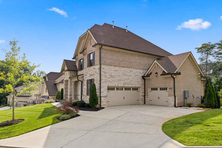 Welcome to Brookmere Manor, one of Farragut's most prestigious - photo 2