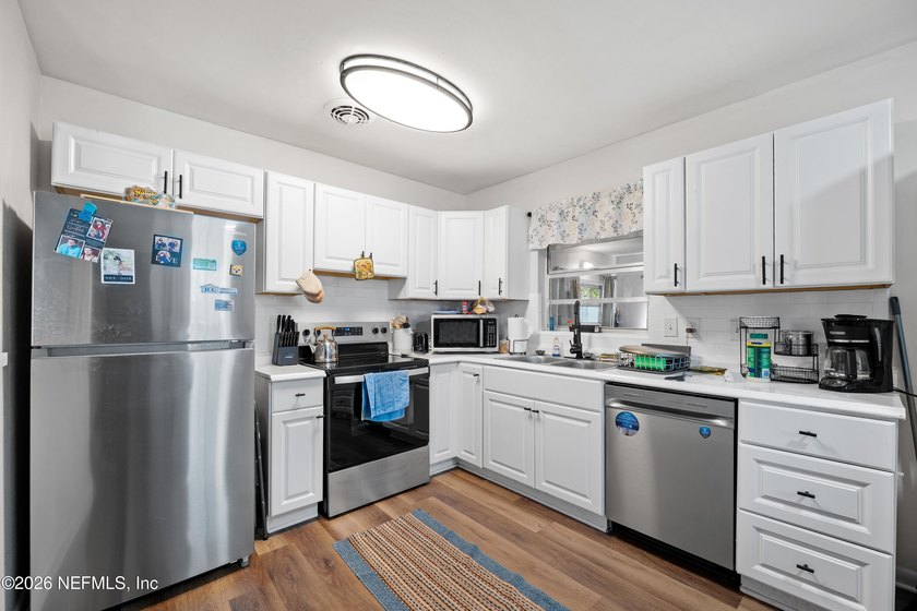 **FULLY RENOVATED**UPDATED**GREAT LOCATION** SELLER is MOTIVATED - photo 4