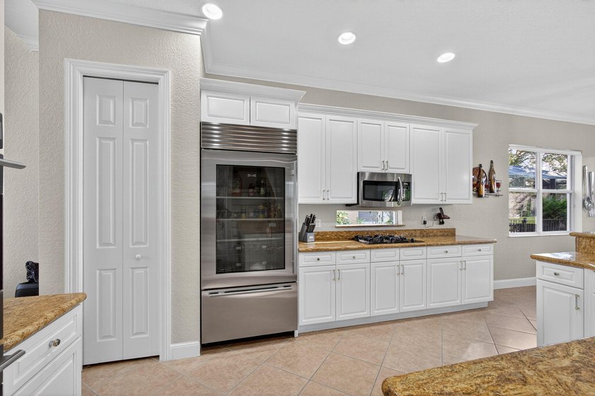 Discover Tranquility &amp; Comfort in this Beautifully Designed 5 - photo 9