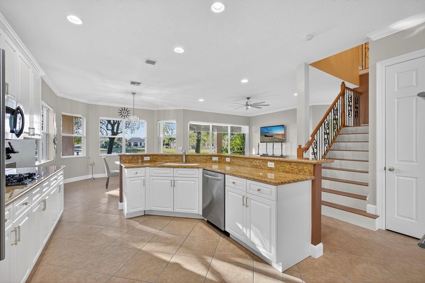 Discover Tranquility &amp; Comfort in this Beautifully Designed 5 - photo 10