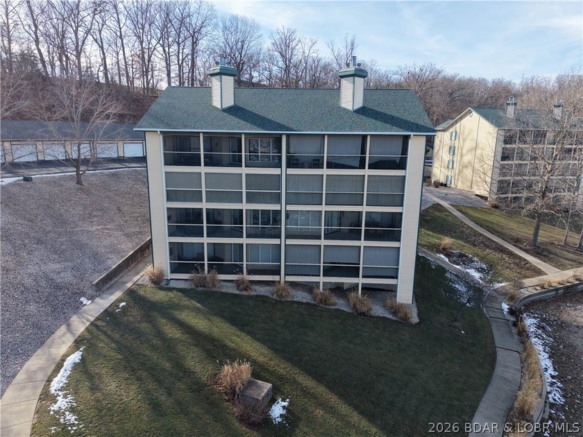 Experience Lake of the Ozarks living at its finest in this - photo 48