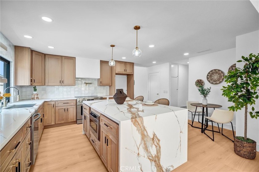Located in the highly desirable South Coast Metro / Sandpointe - photo 10