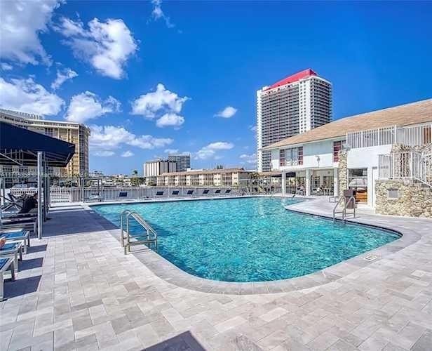 Looking to experience coastal living? This cozy split floor plan - photo 2
