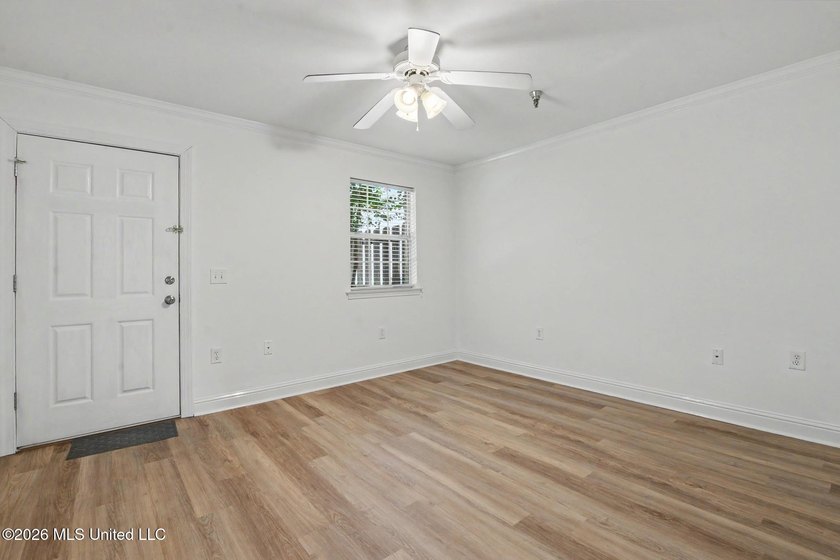 Enjoy coastal living in this beautifully updated first-floor - photo 11