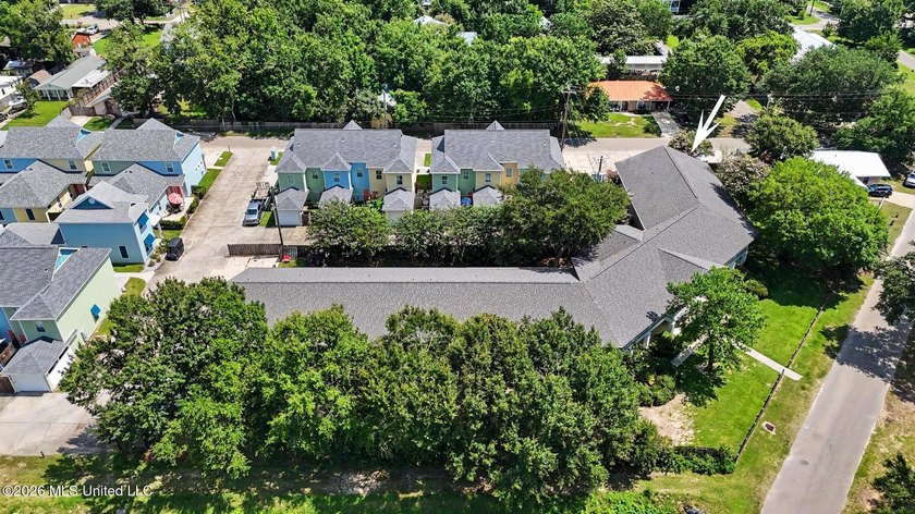 Enjoy coastal living in this beautifully updated first-floor - photo 19