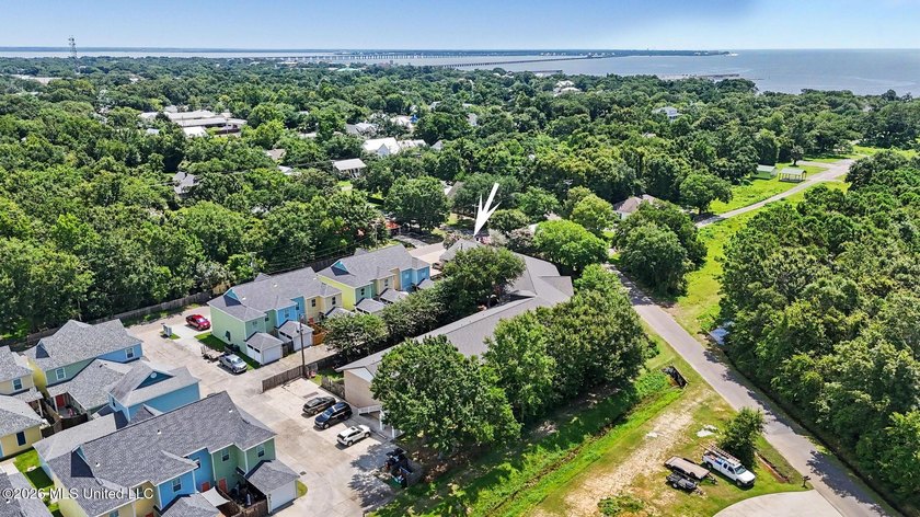Enjoy coastal living in this beautifully updated first-floor - photo 20