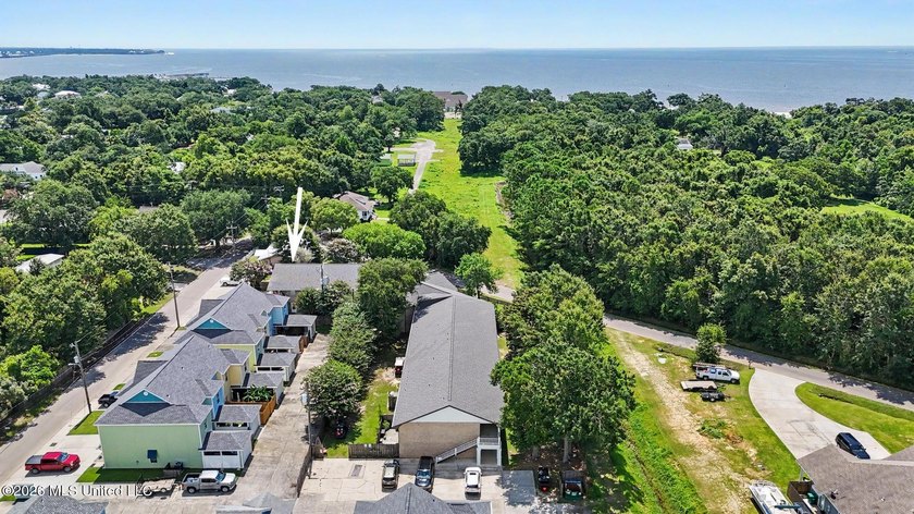 Enjoy coastal living in this beautifully updated first-floor - photo 21
