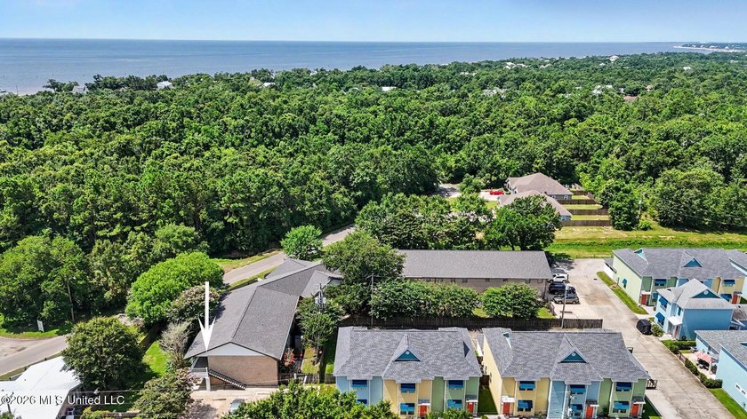 Enjoy coastal living in this beautifully updated first-floor - photo 23
