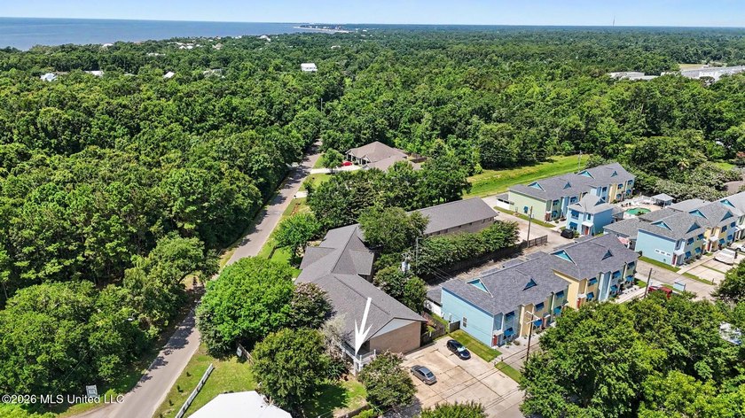 Enjoy coastal living in this beautifully updated first-floor - photo 24