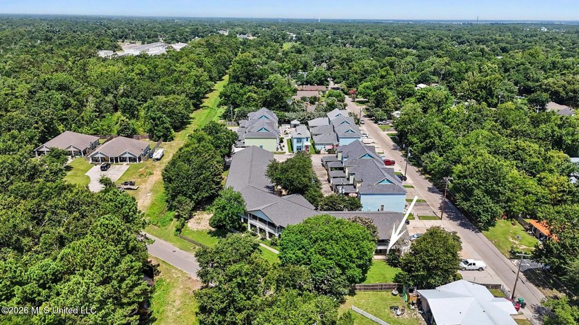 Enjoy coastal living in this beautifully updated first-floor - photo 25