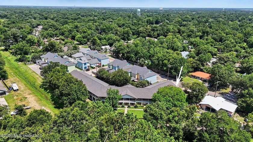 Enjoy coastal living in this beautifully updated first-floor - photo 26