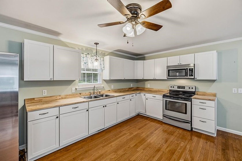 Rare opportunity to own a beautifully finished Lake Greenwood - photo 8