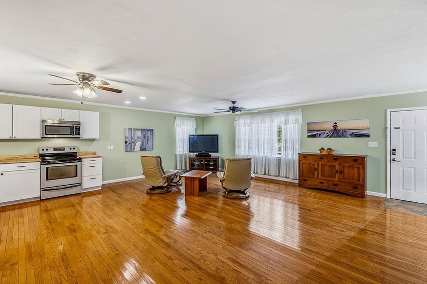 Rare opportunity to own a beautifully finished Lake Greenwood - photo 10