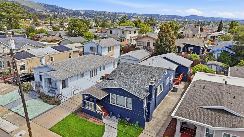 Welcome to this incredible 4 bedroom/3-full bath; 2,139 sq ft - photo 45