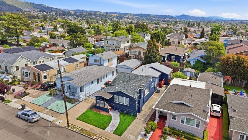 Welcome to this incredible 4 bedroom/3-full bath; 2,139 sq ft - photo 46