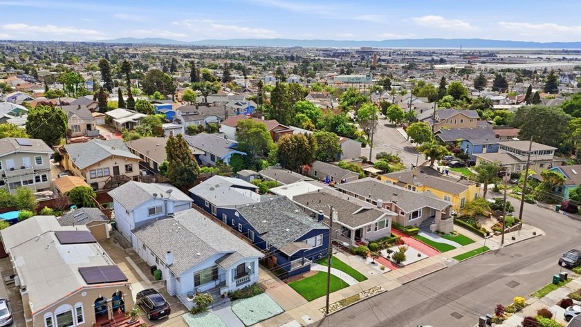 Welcome to this incredible 4 bedroom/3-full bath; 2,139 sq ft - photo 49