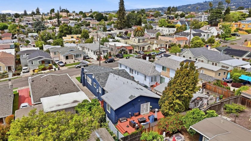 Welcome to this incredible 4 bedroom/3-full bath; 2,139 sq ft - photo 50