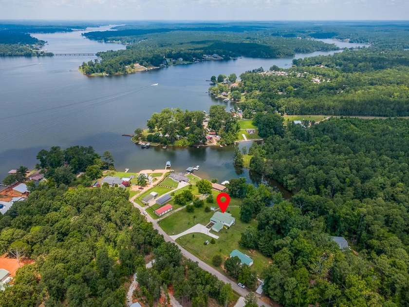 Discover the Lake Greenwood lifestyle in this beautifully - photo 3
