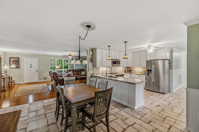 Discover the Lake Greenwood lifestyle in this beautifully - photo 4
