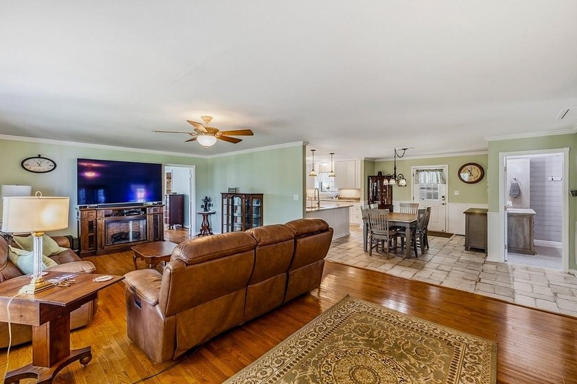 Discover the Lake Greenwood lifestyle in this beautifully - photo 9