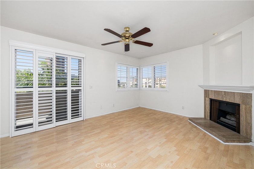 Welcome to Unit 311 at Pars Plaza, a beautifully maintained - photo 8