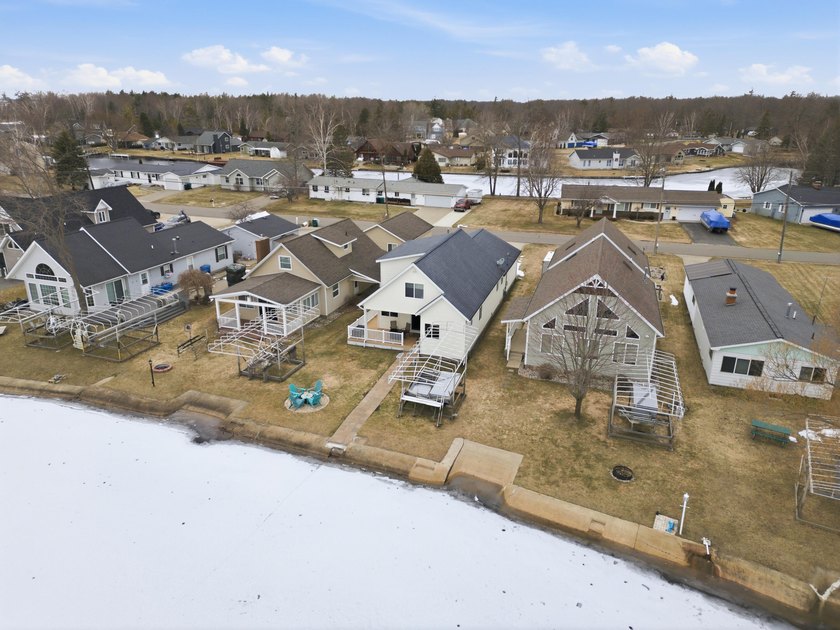 Beautifully renovated and fully furnished Houghton Lakefront - photo 4
