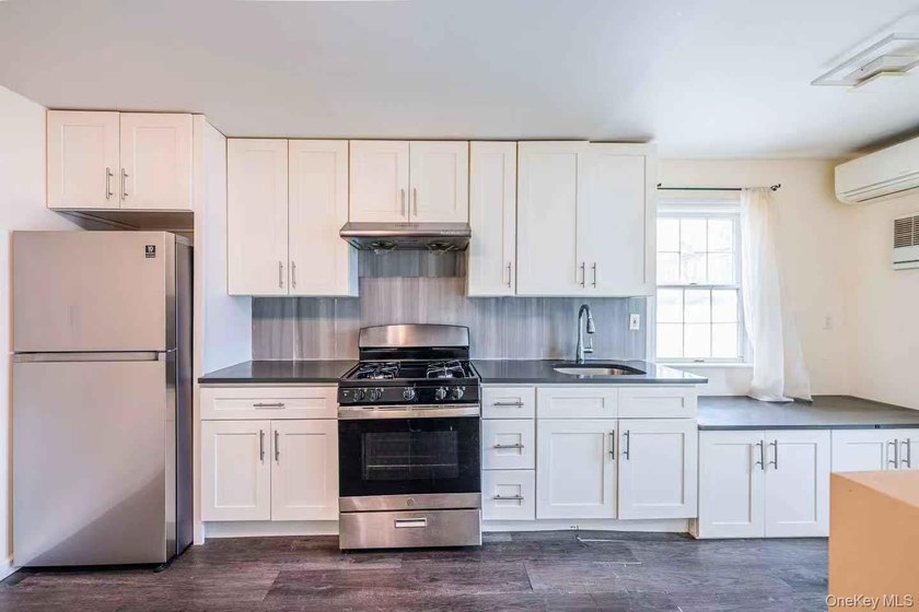 Welcome to this beautifully maintained single-family home - photo 4