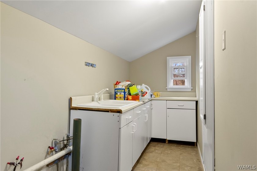 Waterfront opportunity on Lake Tuscaloosa! This 3-bedroom, 2 - photo 33