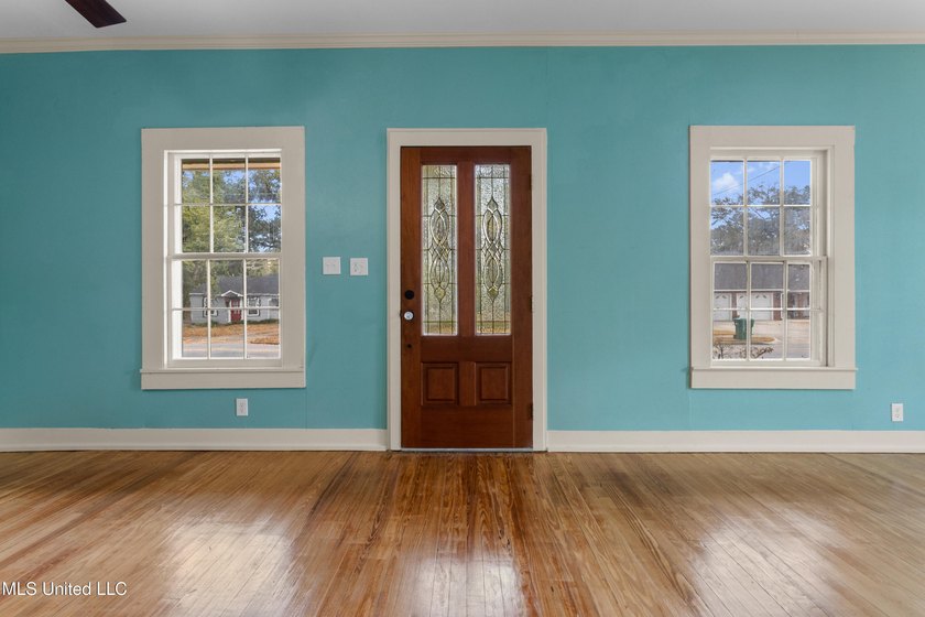 Welcome home to this beautifully renovated gem! Light-filled - photo 5