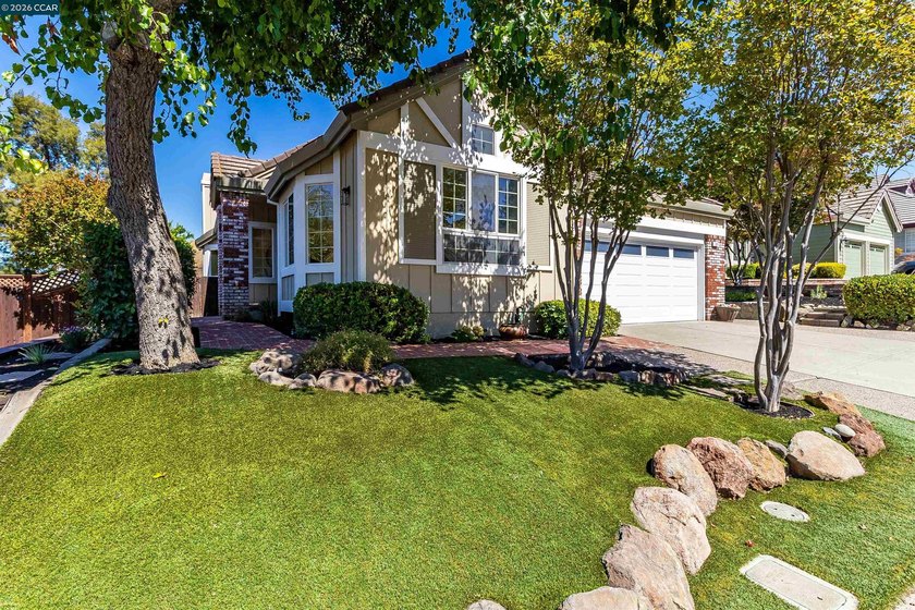 Beautifully refreshed and move-in ready, this 3-bedroom, 2-bath - photo 5