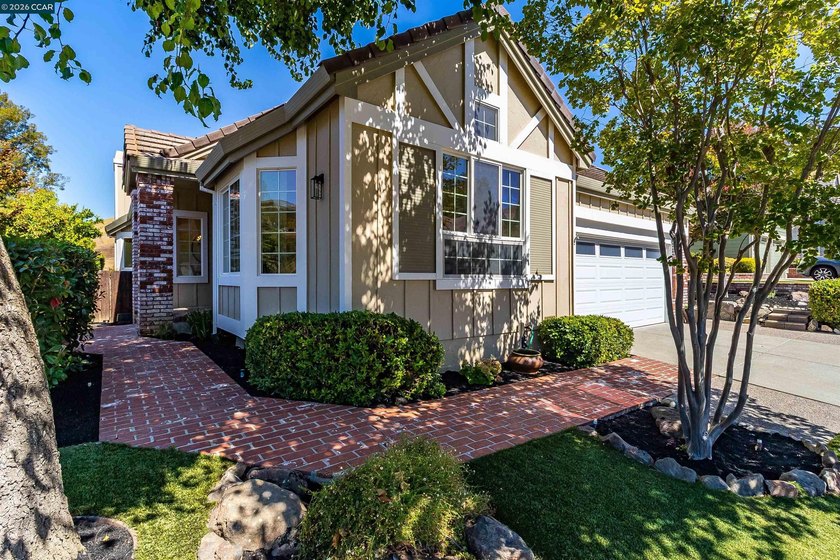 Beautifully refreshed and move-in ready, this 3-bedroom, 2-bath - photo 6