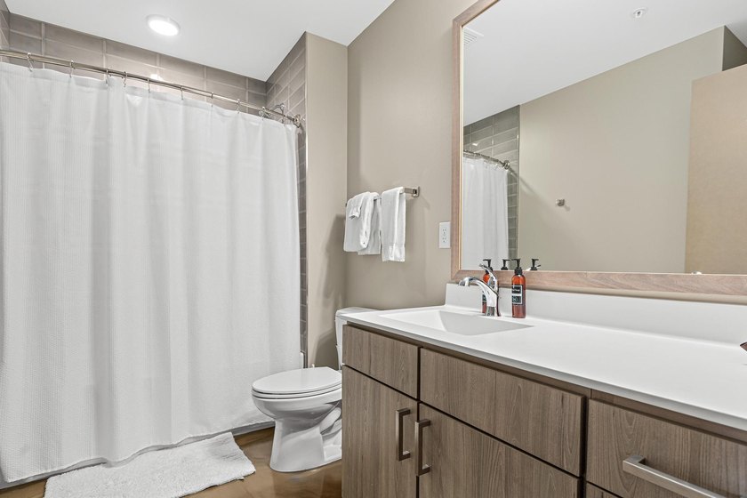 Situated in the vibrant and chic Mpls North Loop, this alcove - photo 11