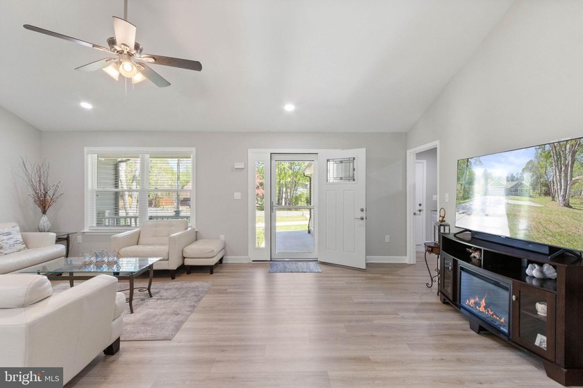 Welcome home to 1906 Lakeview Parkway, a like-new one level - photo 11