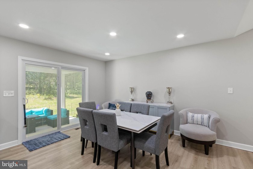 Welcome home to 1906 Lakeview Parkway, a like-new one level - photo 12