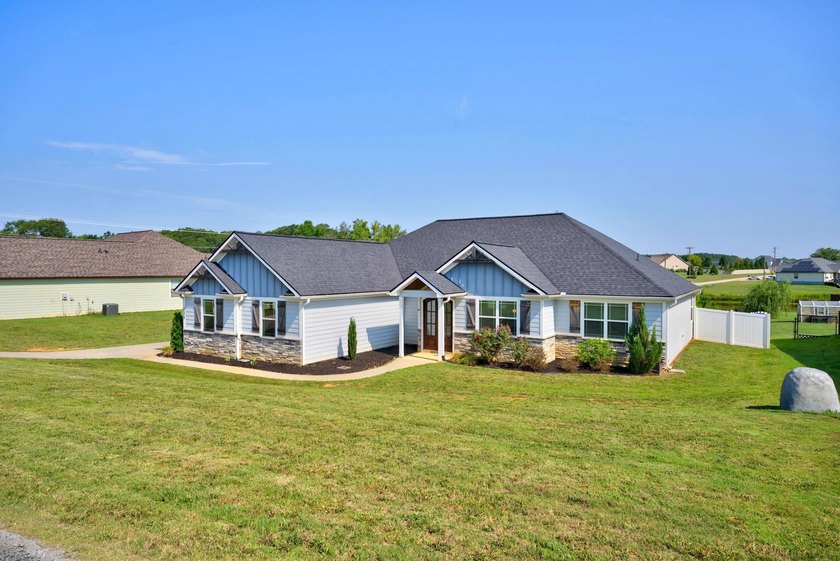 Luxury living with pond views and NO HOA!! Welcome to this - photo 3