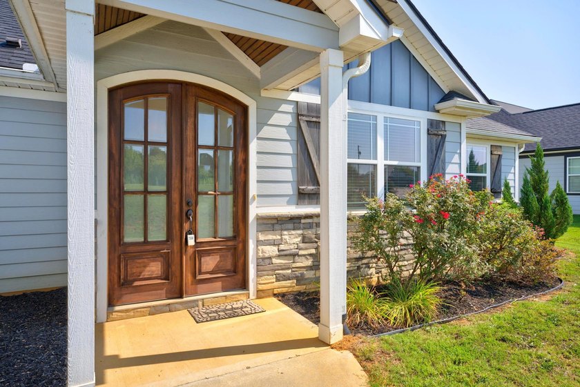 Luxury living with pond views and NO HOA!! Welcome to this - photo 5