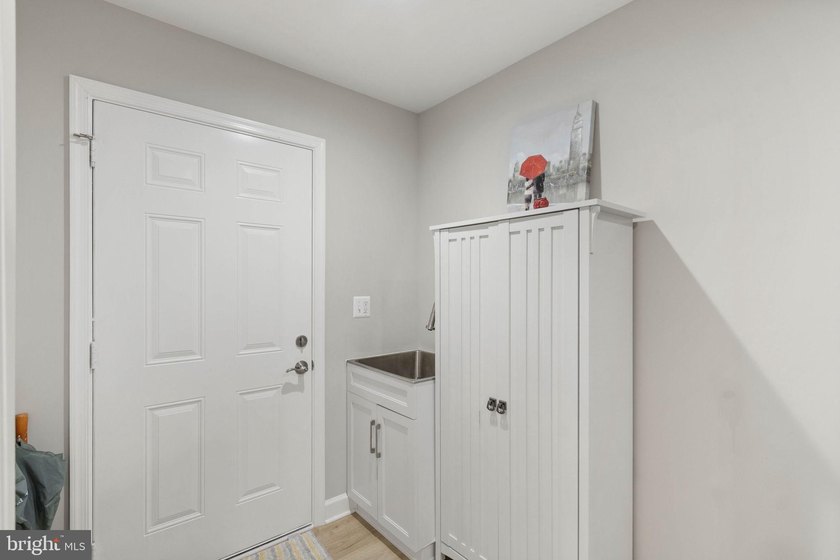 Welcome home to 1906 Lakeview Parkway, a like-new one level - photo 17