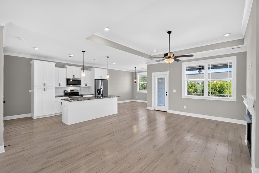 Luxury living with pond views and NO HOA!! Welcome to this - photo 9