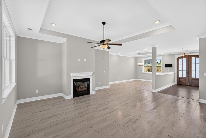 Luxury living with pond views and NO HOA!! Welcome to this - photo 10