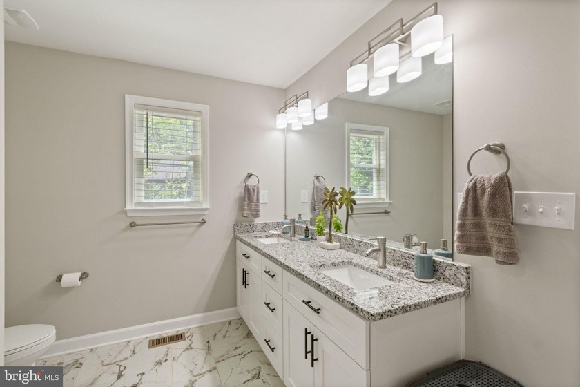 Welcome home to 1906 Lakeview Parkway, a like-new one level - photo 25