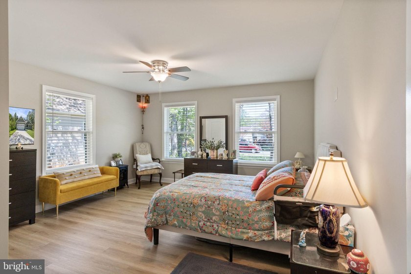 Welcome home to 1906 Lakeview Parkway, a like-new one level - photo 28