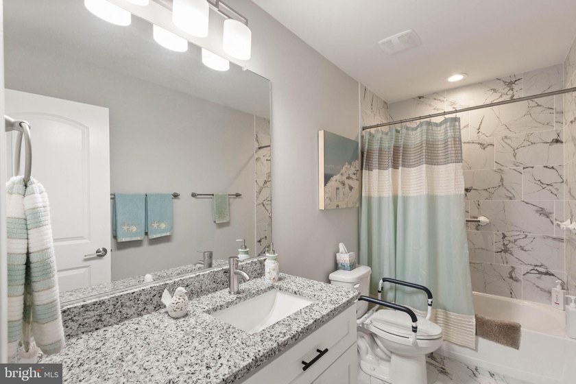 Welcome home to 1906 Lakeview Parkway, a like-new one level - photo 30
