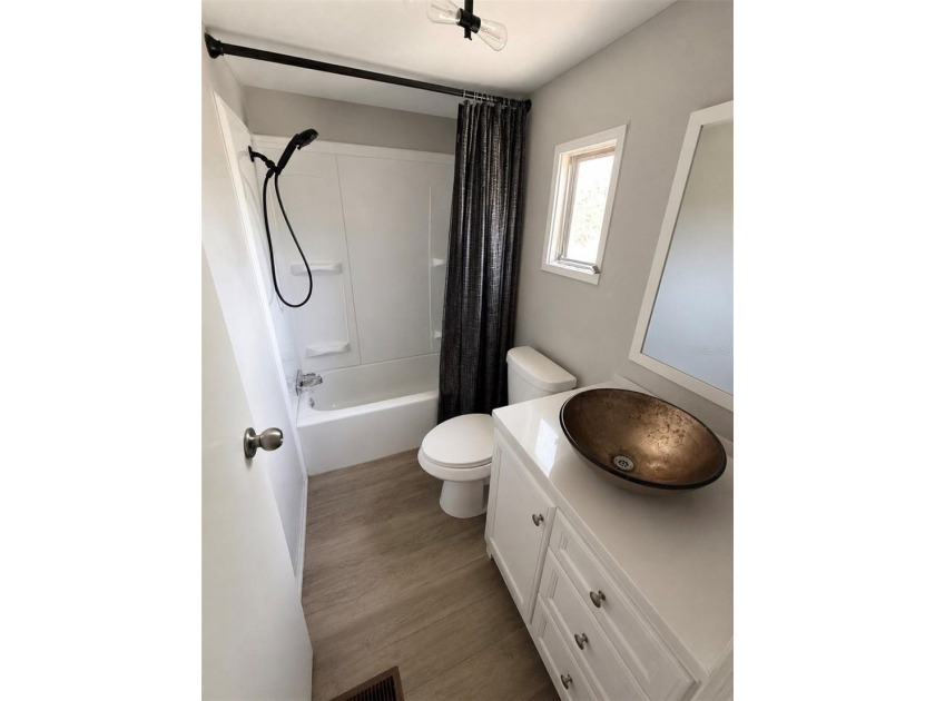 Welcome to this beautifully renovated 3-bedroom, 2 bath single - photo 4