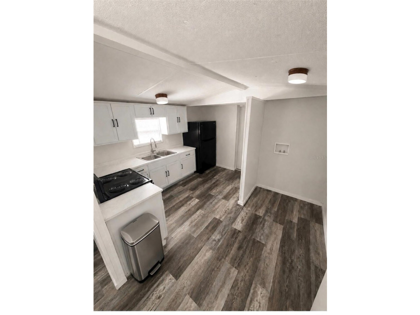 Welcome to this beautifully renovated 3-bedroom, 2 bath single - photo 8