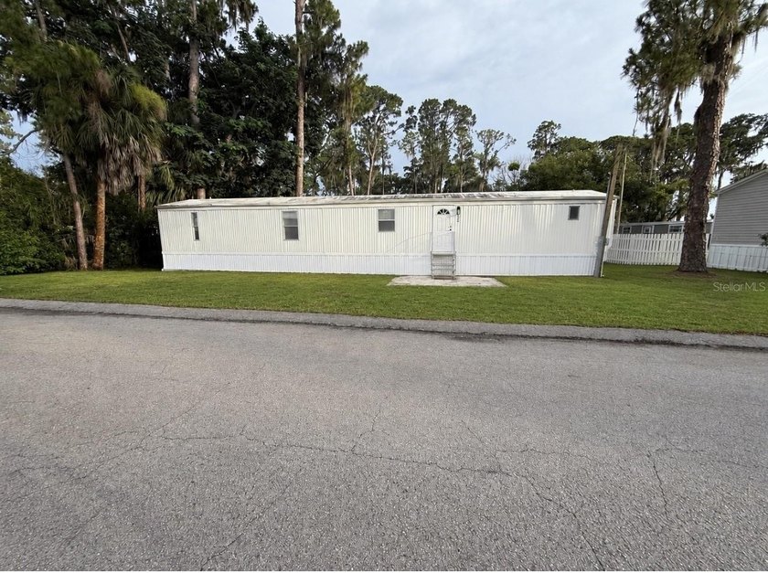 Welcome to this beautifully renovated 3-bedroom, 2 bath single - photo 10