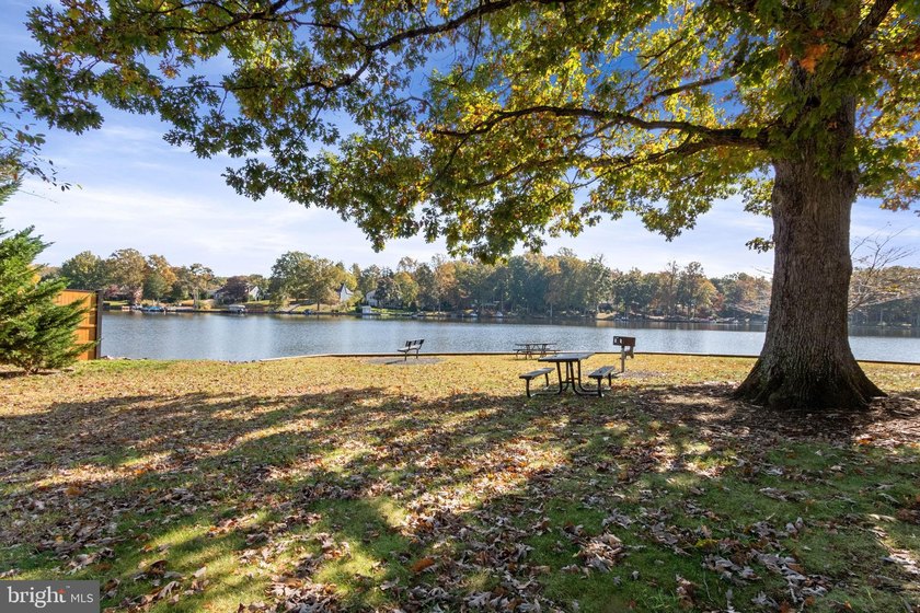 Welcome home to 1906 Lakeview Parkway, a like-new one level - photo 43