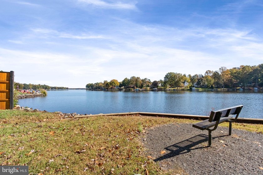 Welcome home to 1906 Lakeview Parkway, a like-new one level - photo 44